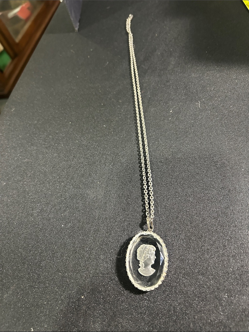 Vintage-Style Silver Cameo Pendant Necklace - Clear/Silver